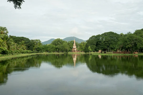 Meer in het historische park in sukhothai — Stockfoto