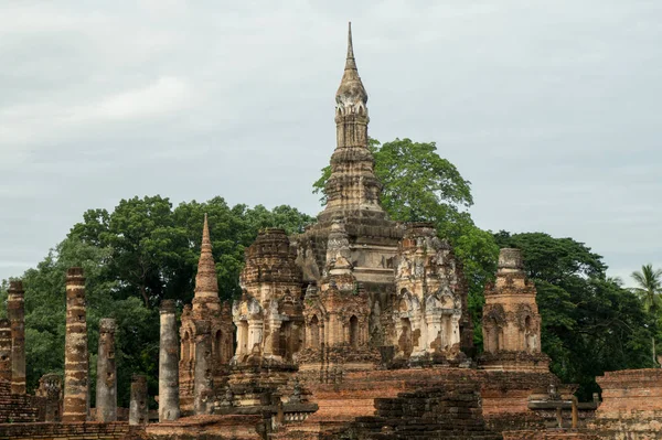 Zříceniny v historickém parku v sukhothai — Stock fotografie