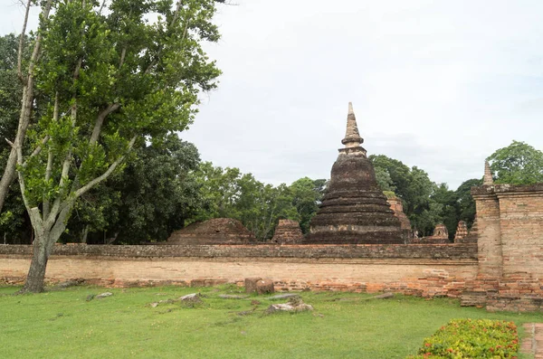 Руины в историческом парке в Сукхотай — стоковое фото