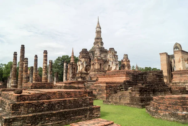 Sukhothai 'deki tarihi parkın kalıntıları.