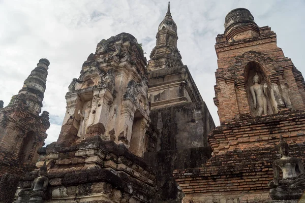 Sukhothai 'deki tarihi parkın kalıntıları. — Stok fotoğraf