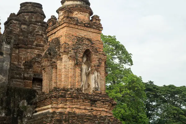 Romok a történelmi parkban Szukhothai — Stock Fotó