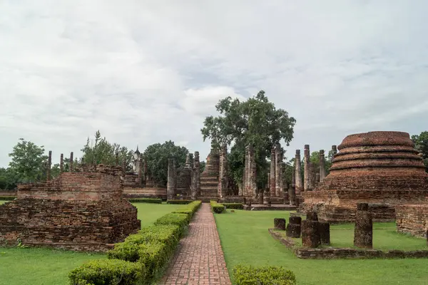 Sukhothai 'deki tarihi parkın kalıntıları.