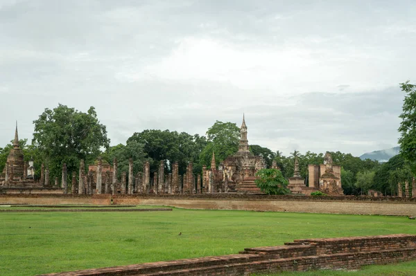 Ruínas no parque histórico em sukhothai — Fotografia de Stock