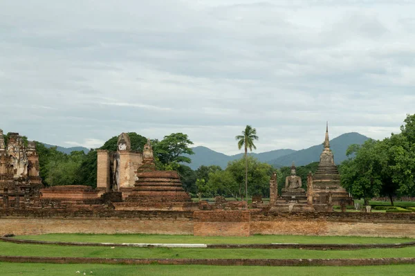 Rovine nel parco storico di sukhothai — Foto Stock