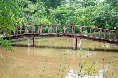 Yungkhao restoranda su bahçe üzerinde köprü