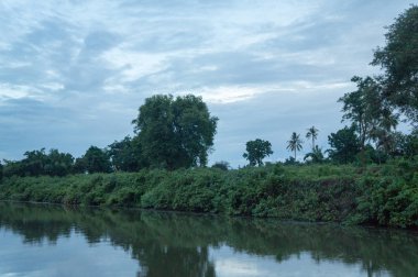 Kwai nehrinde gün batımında tekne gezisi.