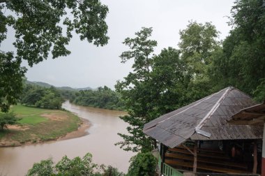 yolculuk efsanevi ölüm yolu yerine tren - nehire bakmak