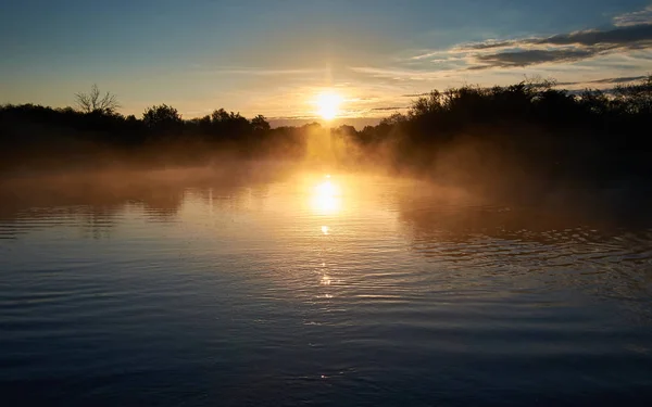 Neblige Morgendämmerung am Fluss — Stockfoto