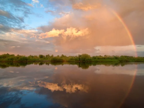 Regenbogen am Himmel — Stockfoto