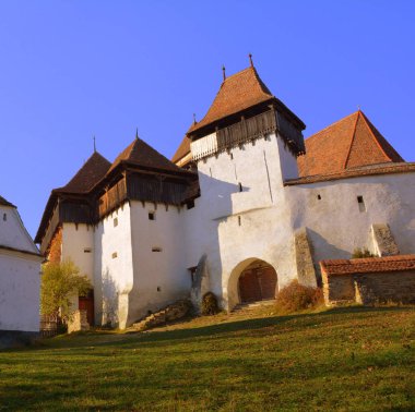 Köyde Viscri (Kirchenburg von Deutschweikirch), Transilvanya müstahkem Sakson ortaçağ kilise. Yaklaşık 1100 reklam inşa edildi. 
