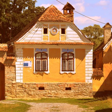 Köyün Viscri, Transilvanya tipik evlerde. Bu köyde müstahkem kilise yaklaşık 1100 reklam inşa edildi. 
