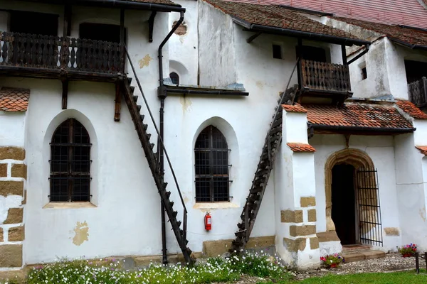 Befestigte sächsische mittelalterliche Kirche harman, Transsilvanien — Stockfoto