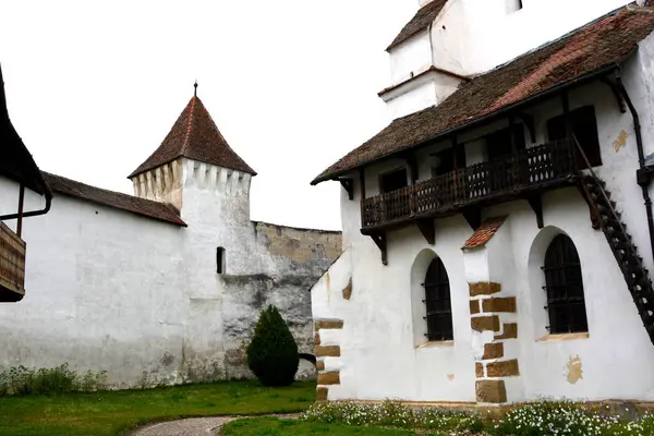 Obohacené Saské středověké církve Harman, Sedmihradsko, Rumunsko — Stock fotografie