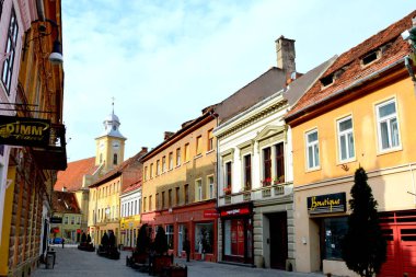 Pazar Square.Typical kentsel peyzaj şehrin Brasov, Transilvanya, Romanya, ülkenin merkezinde bulunan bir ilçedir. 300.000 nüfuslu.