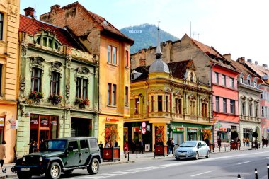 Pazar Square.Typical kentsel peyzaj şehrin Brasov, Transilvanya, Romanya, ülkenin merkezinde bulunan bir ilçedir. 300.000 nüfuslu.