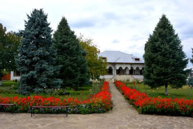 1721-1743 arasında Nicholas Mavrokordatos, saltanatı sırasında Zamfira Manastırı inşa Ortodoks avlusu