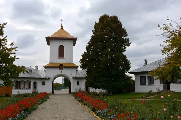 Dziedziniec Kościołem Prawosławnym Zamfira Klasztor Zbudowany Panowania Mavrocordat Nicholas Między — Zdjęcie stockowe