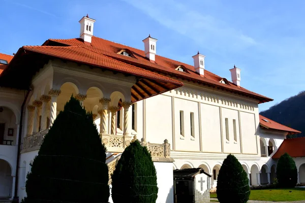 Binnenplaats van het orthodoxe klooster Sambata, Transsylvanië, Roemenië. — Stockfoto