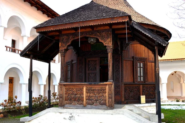 Nádvoří pravoslavného kláštera Sambata, Sedmihradsko, Rumunsko. — Stock fotografie