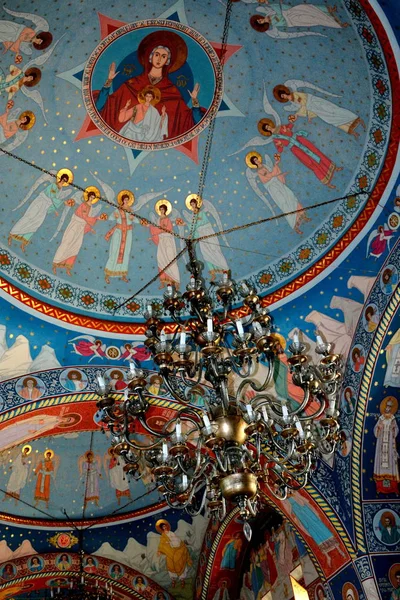 正統派の修道院 Sambata、ルーマニア ・ トランシルバニアの教会内部のアイコン. — ストック写真