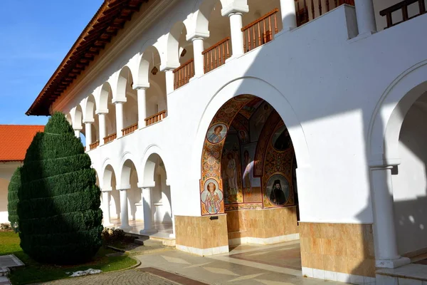 Binnenplaats van het orthodoxe klooster Sambata, Transsylvanië, Roemenië. — Stockfoto