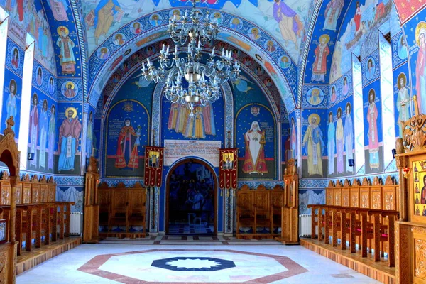 Iconos dentro de la iglesia del monasterio ortodoxo Sambata, Transilvania, Rumania . — Foto de Stock