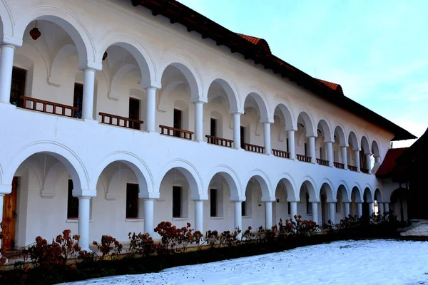 Courtyard dari biara ortodoks Sambata, Transylvania, Romania . — Stok Foto