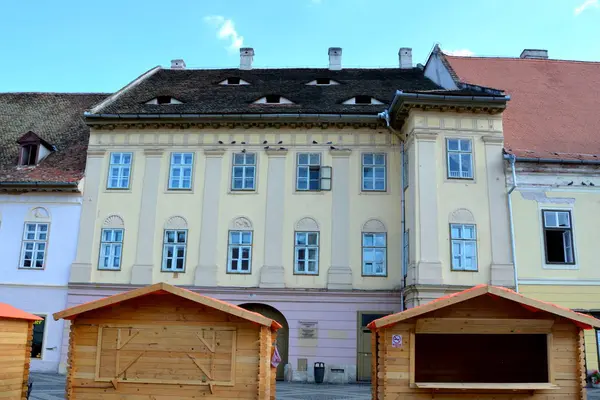 Rynek. Typowy krajobraz miejski w mieście Sibiu, Transylwania — Zdjęcie stockowe