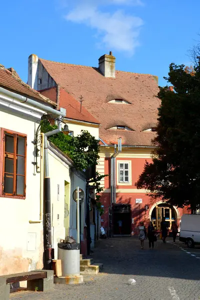 Рыночная. Типичный городской пейзаж в городе Сибиу, Трансильвания — стоковое фото