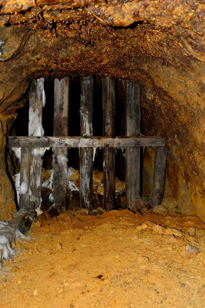 Zlato - staré římské tunel v Zlatého dolu Rosia Montana, Transylvánie — Stock fotografie