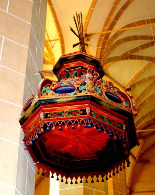 Minber. Müstahkem ortaçağ kilise içinde Biertan, en önemli Sakson köyleri ile Transilvanya, Unesco Dünya Mirasları listesinde 1993 yılından bu yana edilerek müstahkem kiliselerde biridir