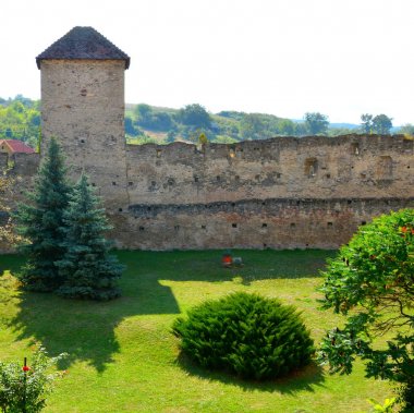 Calnic, Transilvanya, Romanya Ortaçağ müstahkem Sakson kilisede avlusu. Bu Unesco Dünya Mirasları listesinde onun castle için bilinmektedir. Clnic Kalesi, ilk 1269 içinde belirtilen