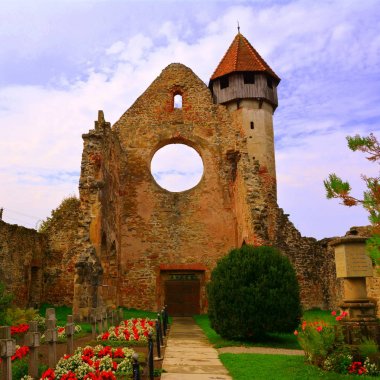 Transilvanya Ortaçağ manastır manastırda kalıntıları. MKK Manastırı olduğunu bir ara eski manastır (Benedictine) manastırda Romanya, şu anda bir Lutheran Protestan Kilisesi yerel Saxo ait Güney Transilvanya bölgesinde Fgraului
