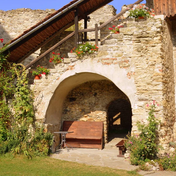 Calnic, Transilvanya, Romanya Ortaçağ müstahkem Sakson kilisede avlusu. Bu Unesco Dünya Mirasları listesinde onun castle için bilinmektedir. Clnic Kalesi, ilk 1269 içinde belirtilen