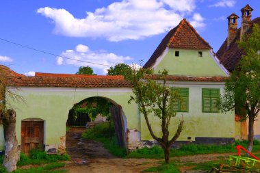  Köyün Viscri (Kirchenburg von Deutschweikirch), Transilvanya tipik evlerde. Bu köyde müstahkem kilise yaklaşık 1100 reklam inşa edildi. 
