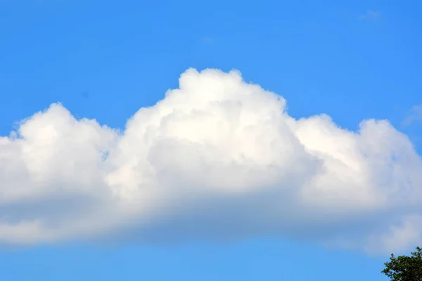 夏の曇り日の青い空に白い雲 — ストック写真