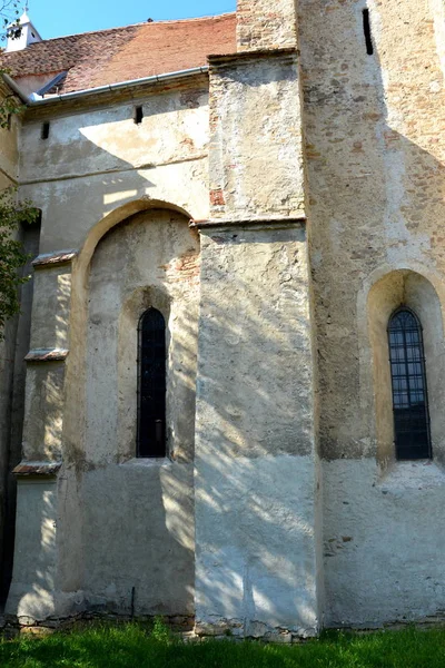 强化的中世纪教堂在葡萄园谷, 特兰西瓦尼亚 — 图库照片