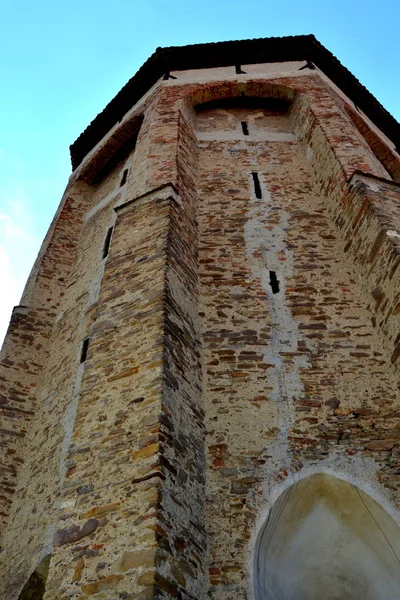 Iglesia medieval fortificada en Vineyard Valley, Transilvania, Rumania — Foto de Stock