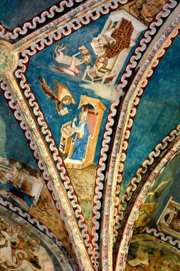 Malancrav köyünde müstahkem ortaçağ kilise olağandışı simgeler. Burada bazı Transylvania'da en önemli Gotik duvar resimleri.