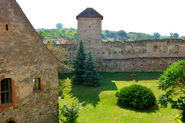 Udvarban, a középkori erődített Szász templom a falu "Karnische Höhenweg", Transylvania — Stock Fotó