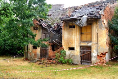 Ungra, Braov İlçesi, Romanya'da bir komün içinde müstahkem Ortaçağ Sakson kilise. Burada bir ortaçağ 13. yüzyılda Transilvanya Sakson kilise ve çok sayıda eski ev 's