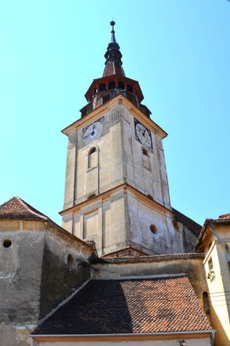 Köyün Sanpetru, Transilvanya müstahkem ortaçağ kilise. Köyün tarihi 13. yüzyıl müstahkem kilisedir. Kasabada sipariş 1240 alınan.
