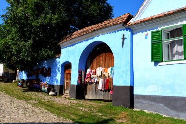  Köyün Viscri (Kirchenburg von Deutschweikirch), Transilvanya tipik evlerde. Bu köyde müstahkem kilise yaklaşık 1100 reklam inşa edildi