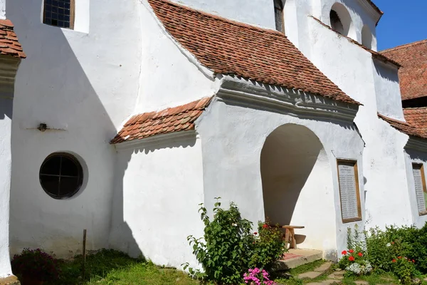 要塞化された村 Viscri Kirchenburg フォン Deutschweikirch トランシルヴァニアのサクソン中世の教会 創建は約 1100 年の広告 — ストック写真