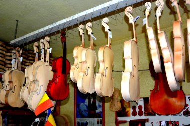 Keman bir keman fabrikasında Reghin, Transilvanya, Romanya