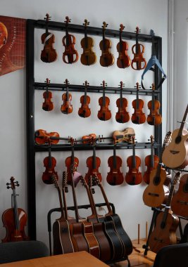 Keman bir keman fabrikasında Reghin, Transilvanya, Romanya