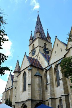 Pazar Meydanı. Sibiu, Transylvania kentinde tipik kentsel peyzaj. Romanya 'nın en önemli kültür merkezlerinden biri olan Sibiu, 2007 yılı için Avrupa kültür başkenti, Lüksemburg şehri ile birlikte belirlenmiştir..