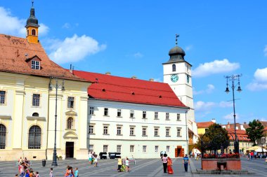 Pazar Meydanı. Sibiu, Transylvania kentinde tipik kentsel peyzaj. Romanya 'nın en önemli kültür merkezlerinden biri olan Sibiu, 2007 yılı için Avrupa kültür başkenti, Lüksemburg şehri ile birlikte belirlenmiştir..