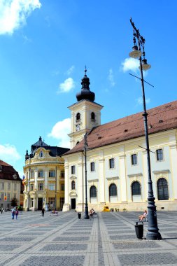 Pazar Meydanı. Sibiu, Transylvania kentinde tipik kentsel peyzaj. Romanya 'nın en önemli kültür merkezlerinden biri olan Sibiu, 2007 yılı için Avrupa kültür başkenti, Lüksemburg şehri ile birlikte belirlenmiştir..